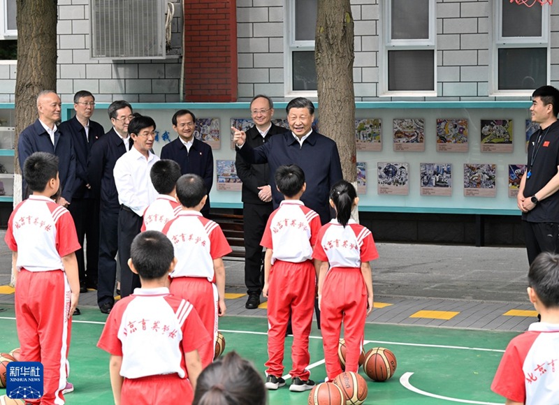 시진핑 주석이 농구장에서 체육수업 중인 초등학생들과 환담을 나누고 있다. [사진 출처: 신화사]