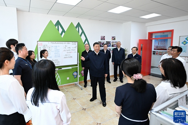 시진핑 주식이 교무실에서 교사들과 환담을 나누고 있다. [사진 출처: 신화사]