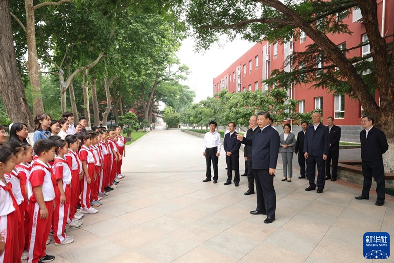 시진핑 주석이 교내 소광장에서 교사 및 학생들과 환담을 나누고 있다. [사진 출처: 신화사]