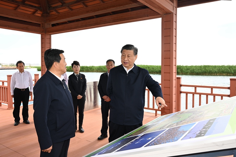 시진핑 주석이 5일 오후 우량쑤(烏梁素) 호수를 시찰한다. 