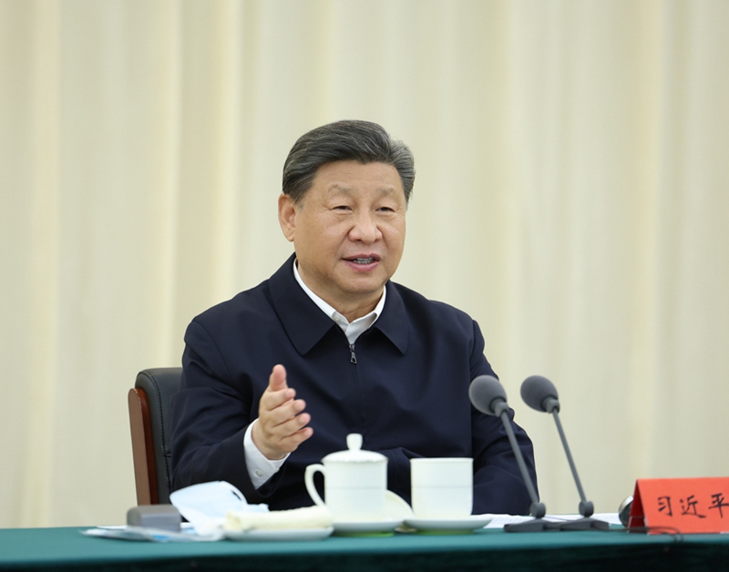 시진핑 주석이 6일 네이멍구 바옌나오얼시에서 사막화 종합방지 강화와 ‘3북’ 등 중점 생태공정 건설 촉진 좌담회를 주재하고 중요한 연설을 했다.