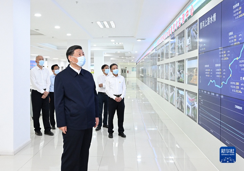 시진핑 주석이 6일 오전 허타오 관개 지구 수량정보화 모니터링센터를 시찰한다. 