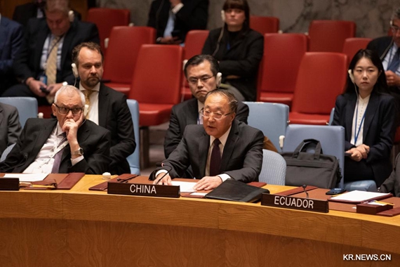 장쥔 유엔 주재 중국대사(앞줄 오른쪽)가 유엔 안전보장이사회 우크라이나 문제 긴급회의에서 발언하고 있다. [사진 출처: 신화사]