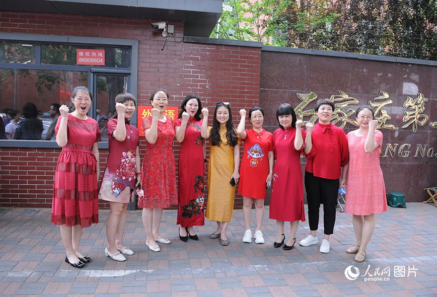 스자좡(石家莊) 제27고등학교 수험장에서 치파오(旗袍)를 입은 학부모들이 수험생 자녀를 응원하고 있다. [사진 출처: 인민망]