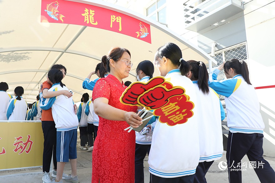 슝안(雄安)신구 안신(安新)고등학교 선생님들이 학생들을 응원하고 있다. [사진 출처: 인민망]