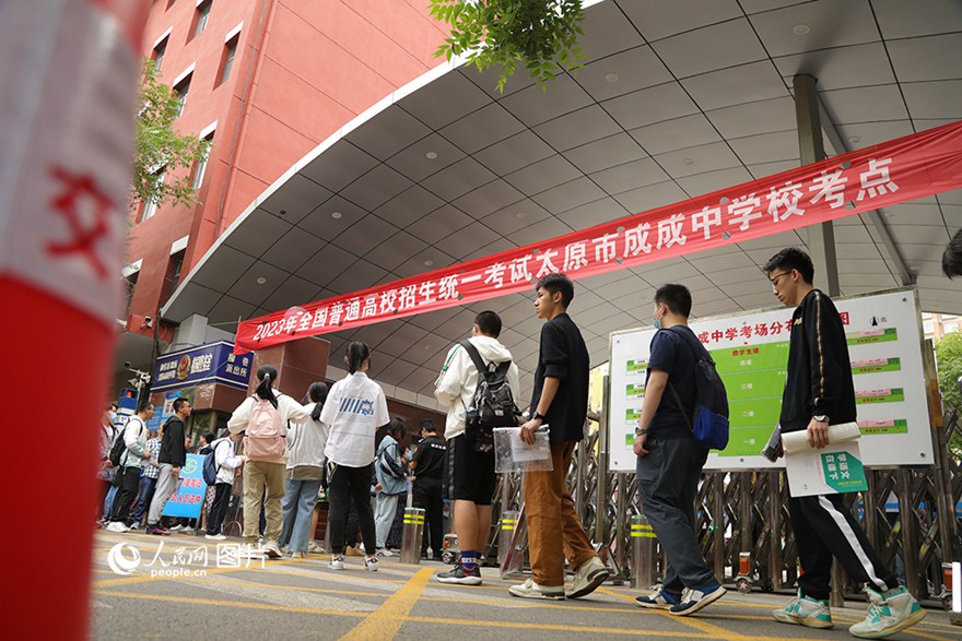 산시(山西)성 타이위안(太原)시 청청(成成)고등학교 수험장에서 수험생들이 차례대로 입장하고 있다. [사진 출처: 인민망]