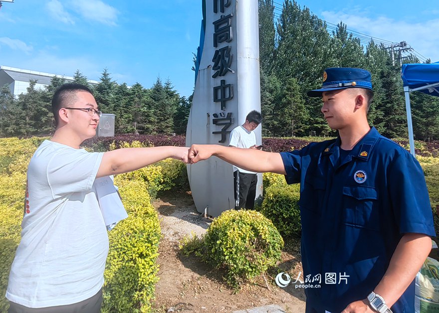 랴오닝(遼寧) 잉커우(營口) 라오볜(老邊)구 소방대원이 수험생을 격려하고 있다. [사진 출처: 인민망]