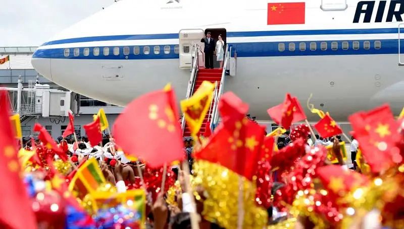 2014년 9월 16일 시진핑 국가주석이 콜롬보에 도착해 스리랑카 국빈 방문 일정을 시작했다. 시 주석과 부인 펑리위안(彭麗媛) 여사가 환영 인파를 향해 손을 흔들며 인사를 건네고 있다. [사진 출처: 신화사]
