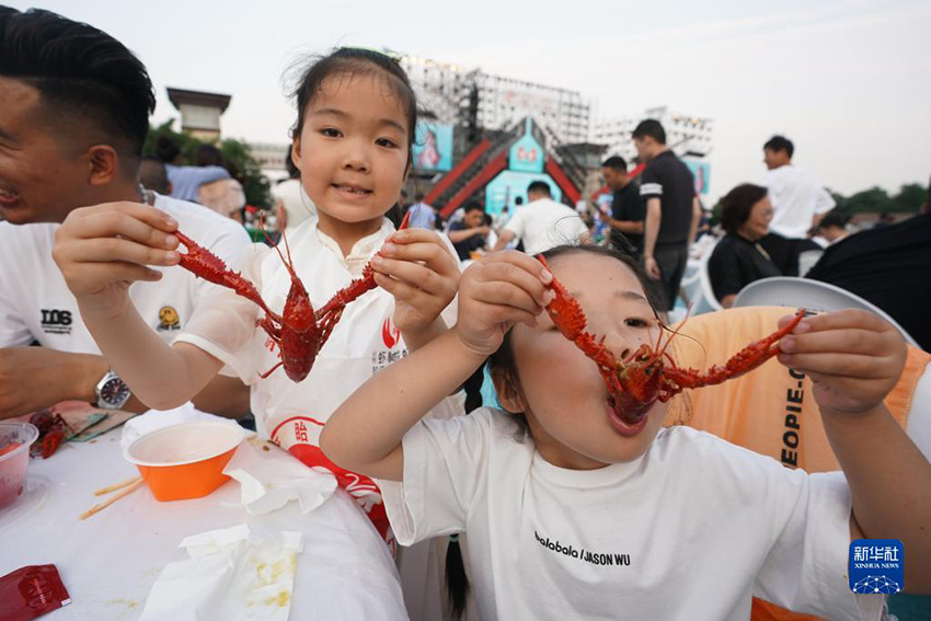 어린이들이 만인룽샤축제를 즐긴다. [6월 13일 촬영/사진 출처: 신화사]