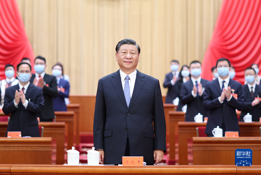 시진핑 주석이 대회에 참석한 대표들에게 인사를 하고 있다. [사진 출처: 신화사]