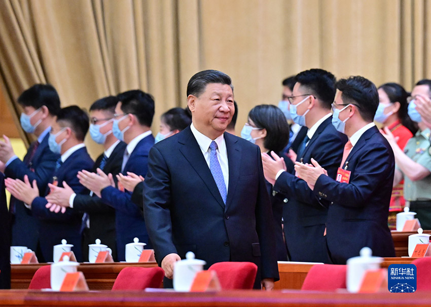 시진핑 주석이 회의장으로 걸어 들어오고 있다. [사진 출처: 신화사]