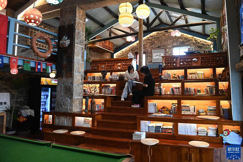 관광객들이 원링시 스탕진 하이리촌의 한 민박집에서 책을 읽는다. [6월 7일 촬영/사진 출처: 신화사]