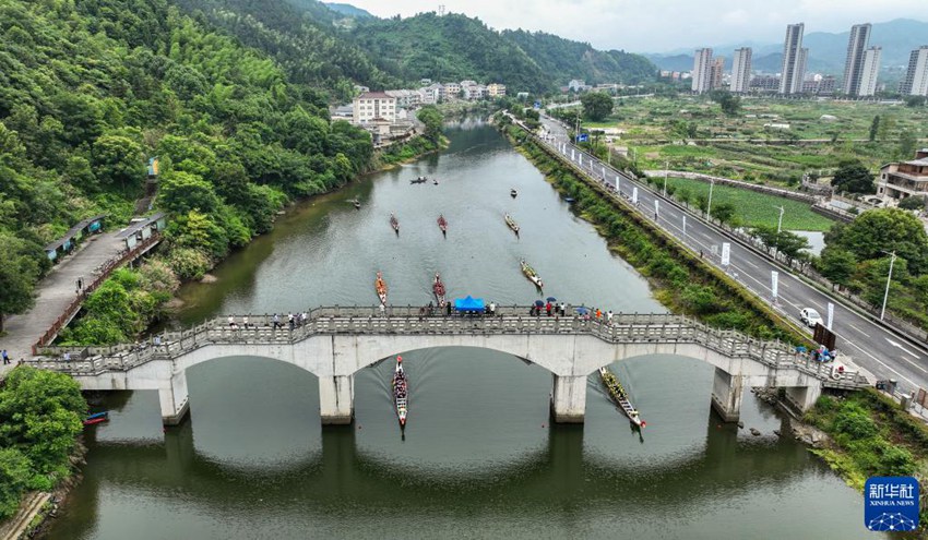 주민들이 쉬시강에서 룽저우 대회에 참가한다. [6월 20일 드론 촬영/사진 출처: 신화사]