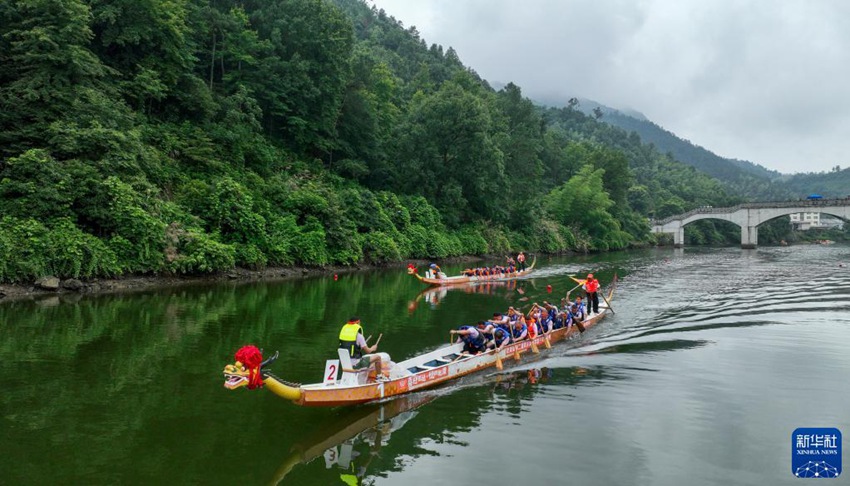 주민들이 쉬시강에서 룽저우 대회에 참가한다. [6월 20일 드론 촬영/사진 출처: 신화사]