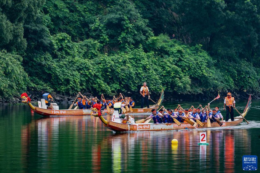 주민들이 쉬시(胥溪)강에서 룽저우 대회에 참가한다. [6월 20일 촬영/사진 출처: 신화사]