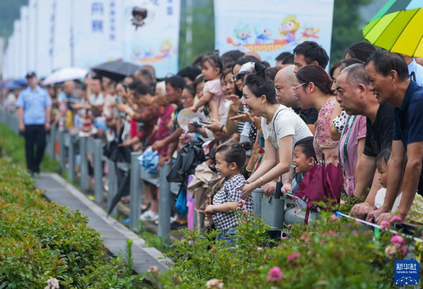 현지 주민과 관광객이 쉬시강 강변에서 전통 룽저우 경기를 관람한다. [6월 20일 촬영/사진 출처: 신화사]