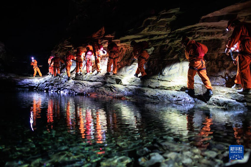 구이저우성 쑤이양현의 지하 균열 관광지에서 관광객들이 동굴 탐험을 하고 있다. [5월 17일 촬영/사진 출처: 신화사]