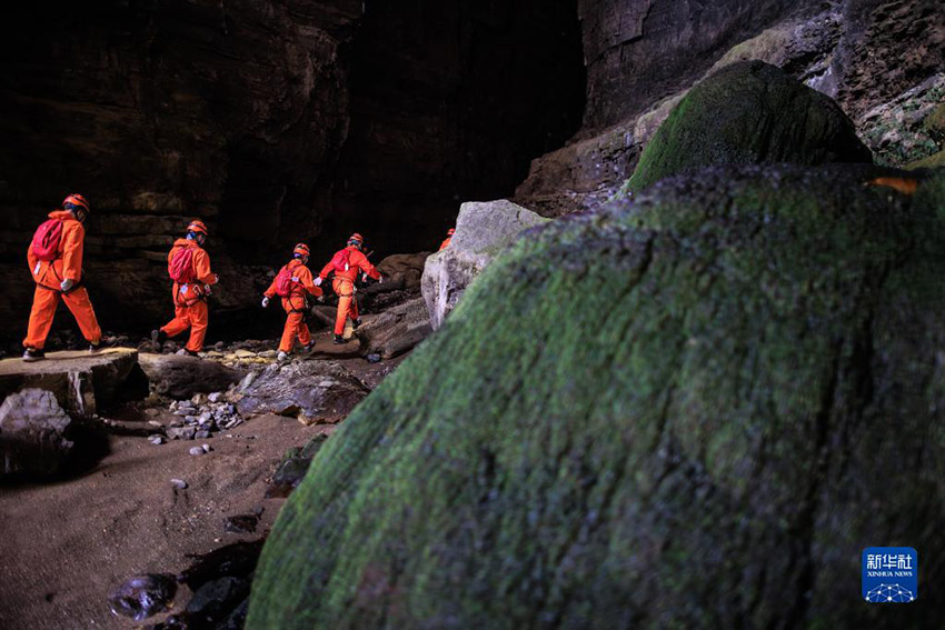구이저우성 쑤이양현의 지하 균열 관광지에서 관광객들이 동굴 탐험을 하고 있다. [5월 17일 촬영/사진 출처: 신화사]