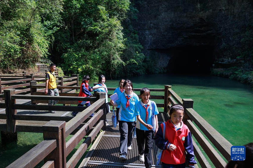 어린 친구들이 쑤이양현 솽허동 국가지질공원에서 즐거운 시간을 보내고 있다. [5월 16일 촬영/사진 출처: 신화사]