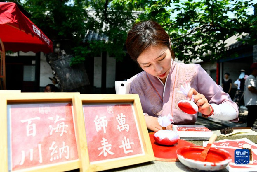 취푸 공묘에서 직원이 탑본 제작을 선보인다. [6월 27일 촬영/사진 출처: 신화사]