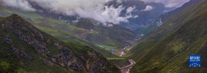 317번 국도 창두(昌都) 구간의 한 협곡 풍경 [6월 16일 촬영/사진 출처: 신화사]