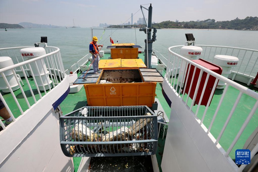 샤먼해역의 환경미화센터 ‘샤먼 해상 환경미화 003호’ 해상 청소선이 쓰레기를 건지고 있다. [6월 4일 촬영/사진 출처: 신화사]
