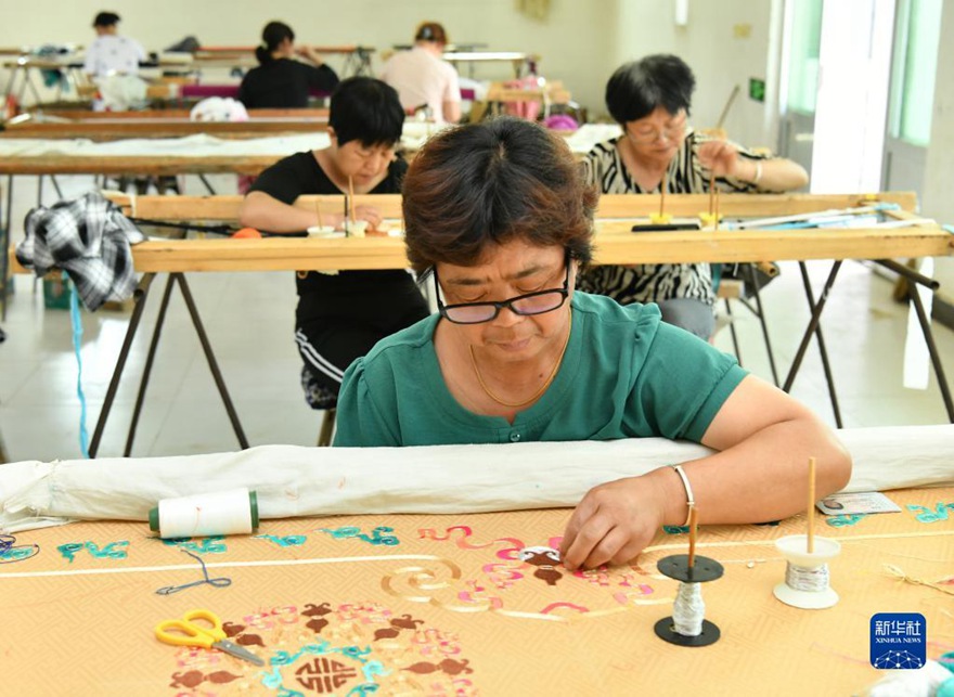 허베이성 쑤닝현 샤오좡향 둥가오자커우촌의 희곡 의상제작공장 직원들이 옷에 수를 놓고 있다. [6월 13일 촬영/사진 출처: 신화사]