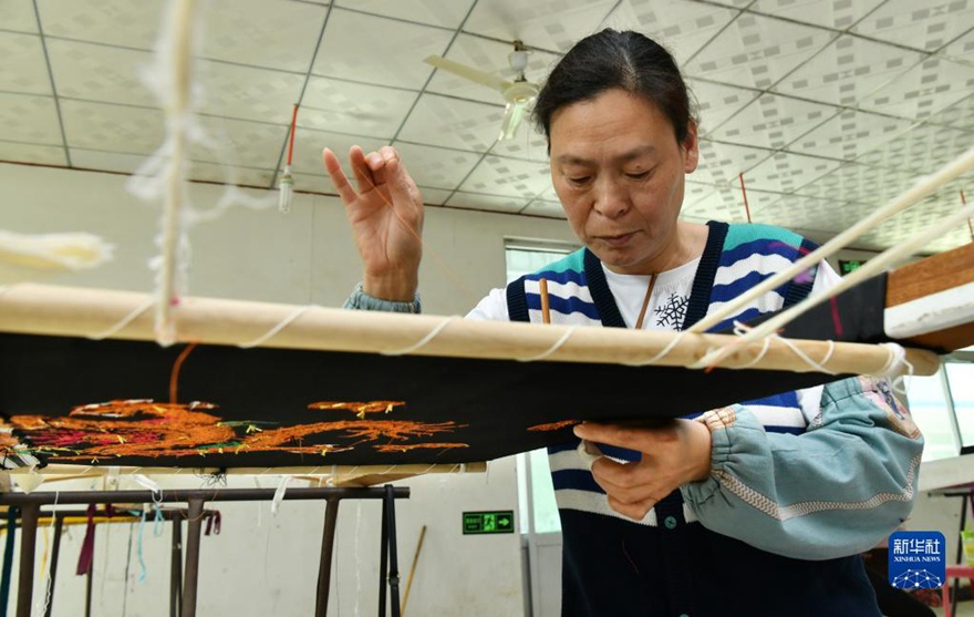 허베이성 쑤닝현 샤오좡향 둥가오자커우촌의 희곡 의상제작공장 직원이 옷에 수를 놓고 있다. [6월 13일 촬영/사진 출처: 신화사]