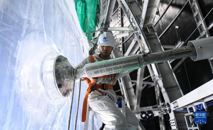 직원이 장먼 중성미자실험 탐측기 내부에서 설비를 점검하고 있다. [6월 15일 촬영/사진 출처: 신화사]
