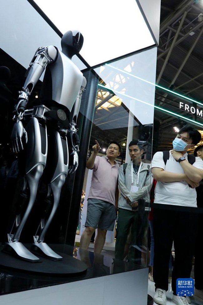 2023 세계인공지능대회 전시관에서 테슬라봇을 구경하는 관람객들 [7월 6일 촬영/사진 출처: 신화사]