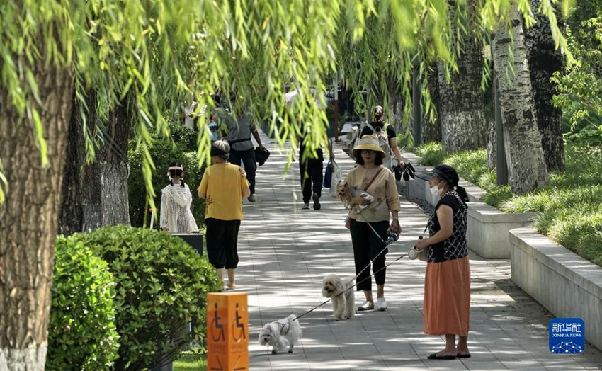 7원 5일, 시민들이 새롭게 단장한 량마강에서 산책한다. [사진 출처: 신화사]