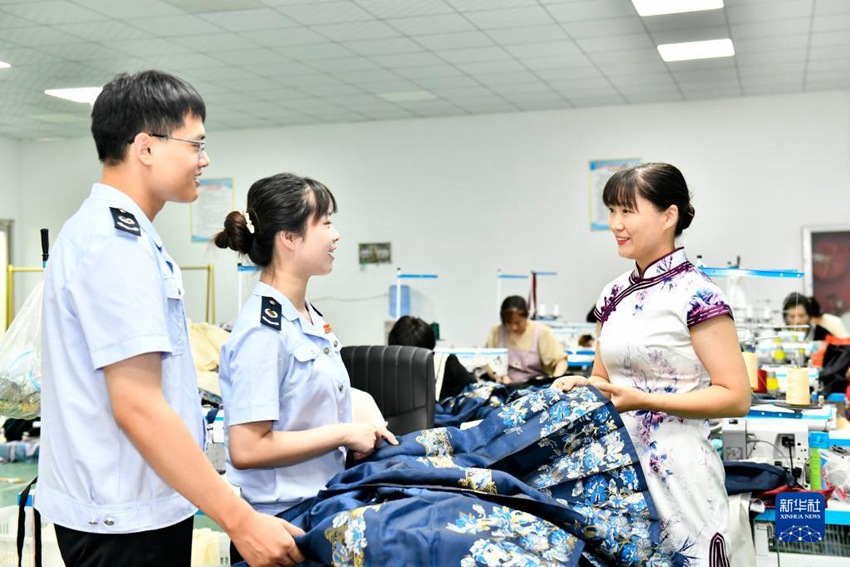 차오현 세무국 직원들이 기업 발전을 위한 세금 혜택 정책을 소개하고 있다. [7월 6일 촬영/사진 출처: 신화사]