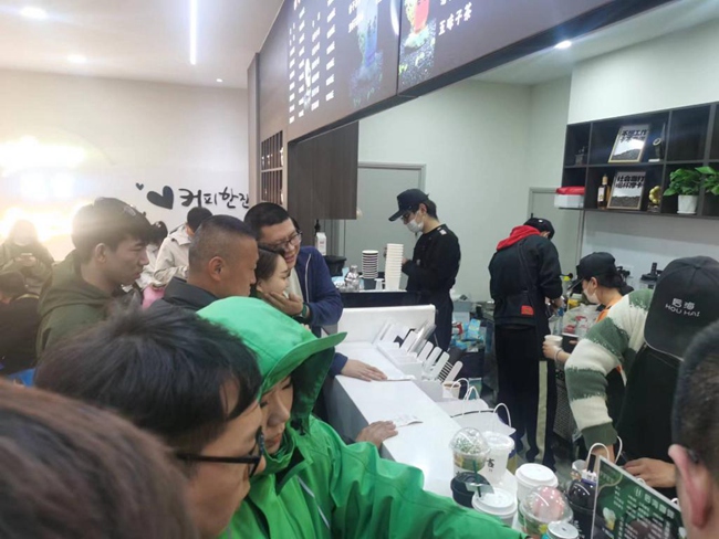 지린성 옌볜 차오셴족(朝鮮族, 조선족)자치주의 한 카페에서 소비자가 쿠폰 메뉴를 주문하고 있다. [사진 출처: 신화사]