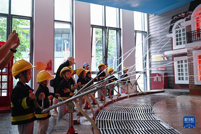 화재를 진압하는 소방관 직업 체험 [7월 9일 촬영/사진 출처: 신화사]