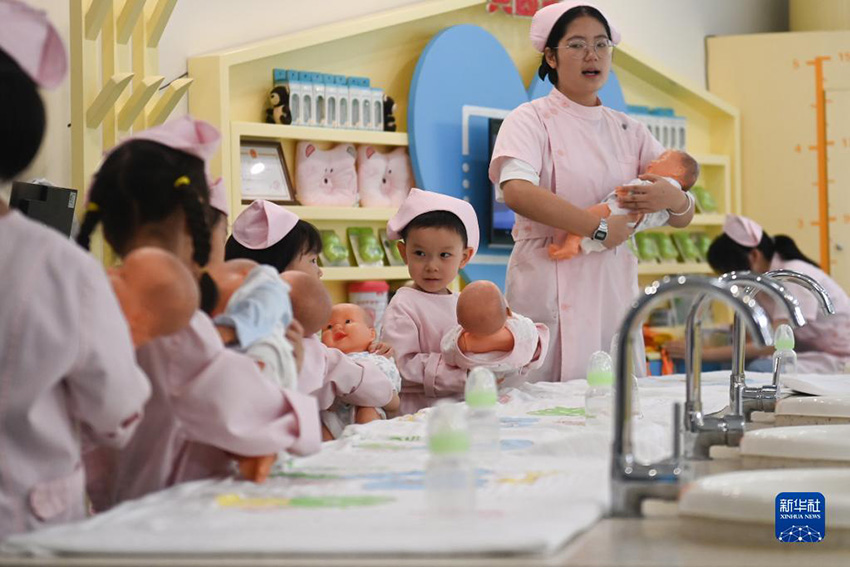 신생아 관리사 직업 체험 [7월 9일 촬영/사진 출처: 신화사]