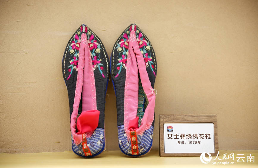 이족 자수법으로 수놓은 꽃신 [사진 출처: 인민망]