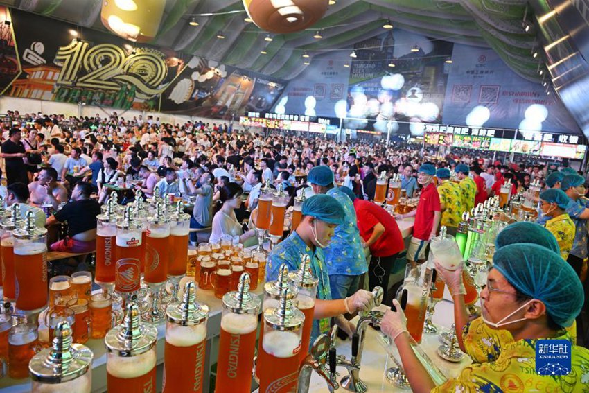 손님들에게 맥주를 준비하는 종업원들 [7월 14일 촬영/사진 출처: 신화사]