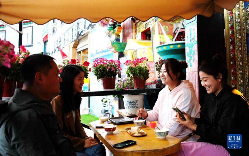 관광객들이 시짱식 디저트가게를 찾았다. [6월 15일 촬영/사진 출처: 신화사]
