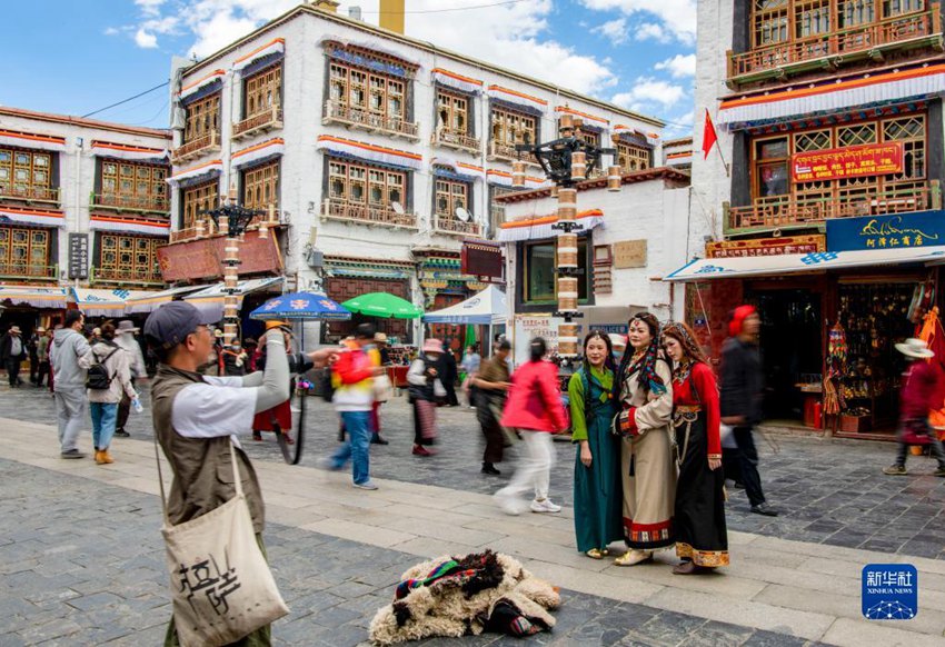 관광객들이 시짱 전통의상을 입고 바쿼(八廓, 바코르)거리에서 기념사진을 찍는다. [6월 13일 촬영/사진 출처: 신화사]