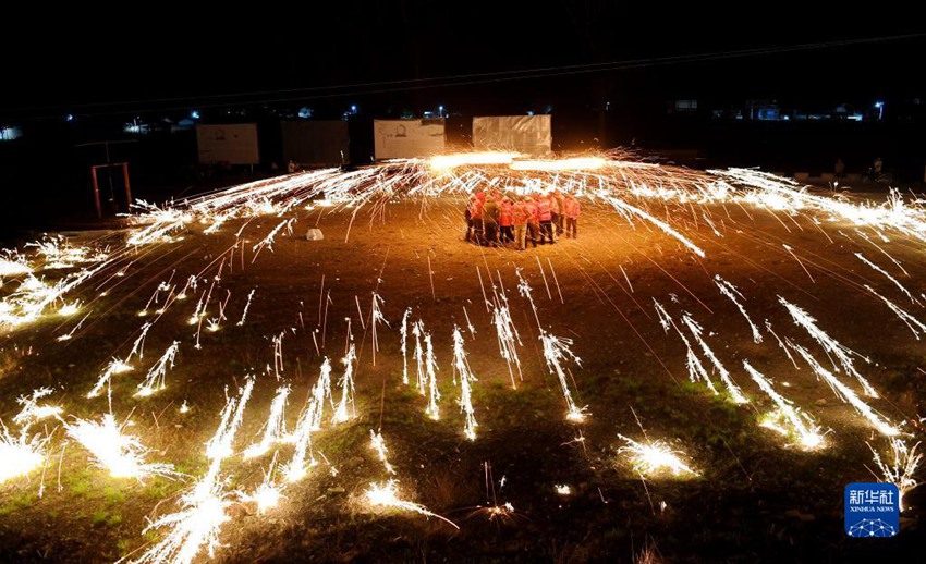 훠더우산진 다뎬즈촌의 민간 예술가들이 ‘룬화’를 선보이고 있다. [7월 5일 촬영/사진 출처: 신화사]
