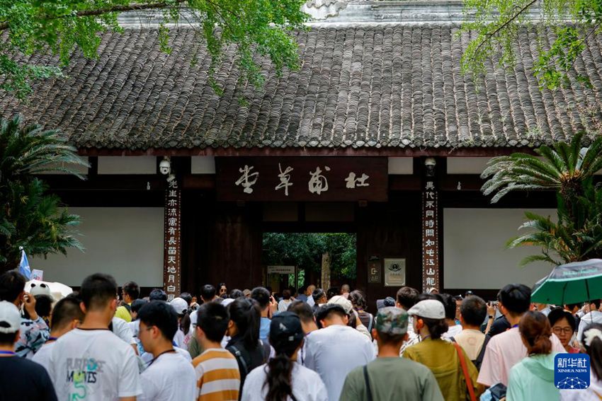 6월 7일, 관광객들이 청두 두푸차오탕(杜甫草堂, 두보초당) 박물관을 관람하고 있다. [사진 출처: 신화사]