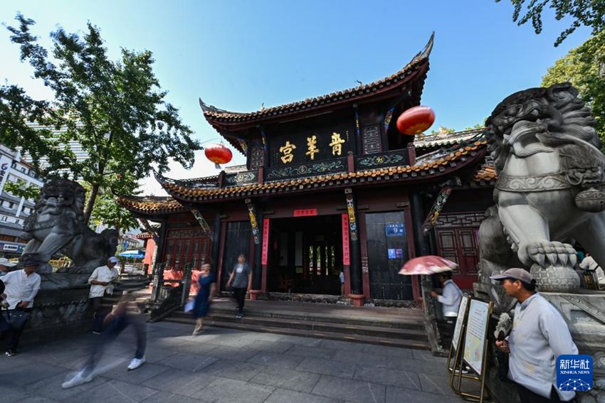 7월 14일, 관광객들이 칭양궁(靑羊宮)을 관람하고 있다. [사진 출처: 신화사]