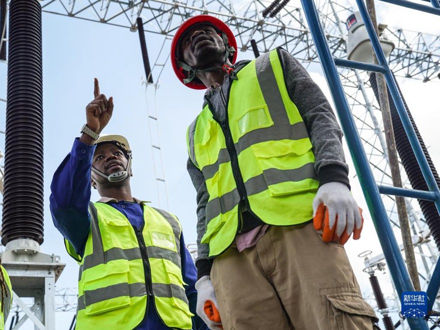 데이빗(왼쪽)은 케냐 변전소 건설 현장에서 인부와 작업과 관련해 소통 중이다. [5월 5일 촬영/사진 출처: 신화사]