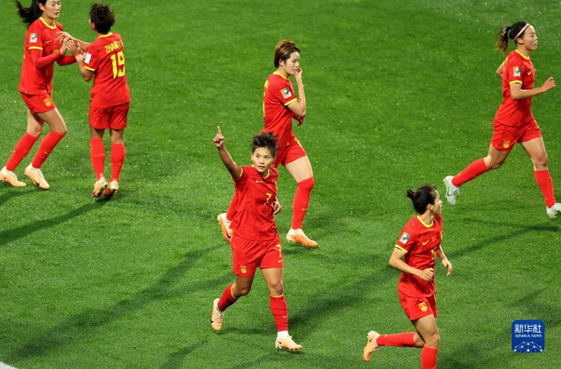 중국 왕솽(王霜, 좌2) 선수가 골을 넣고 기뻐한다. [사진 출처: 신화사]