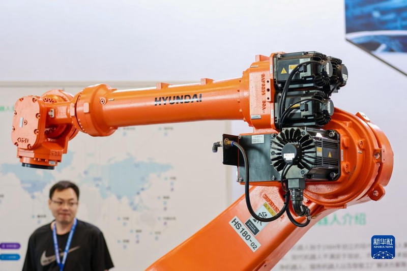 7월 28일, 박람회에 전시된 산업 로봇 [사진 출처: 신화사]