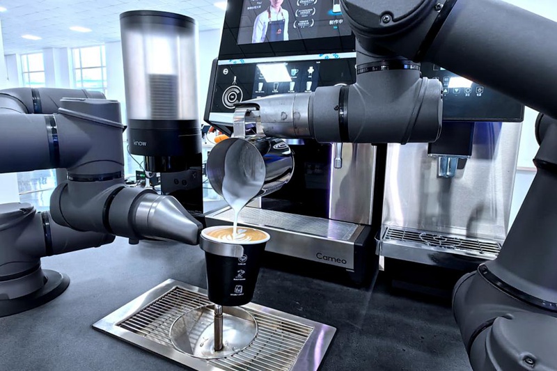 산둥성 쯔보시의 한 스마트 로봇 회사에서 커피를 만들고 있는 커피머신 [사진 출처: 신화사]