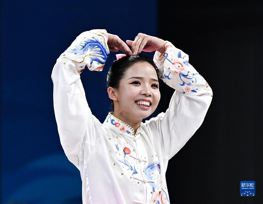 천샤오리(陳小麗)가 여자 태극검(太極劍)에서 9.746점으로 금메달의 주인공이 됐다. [7월 30일 촬영/사진 출처: 신화사]