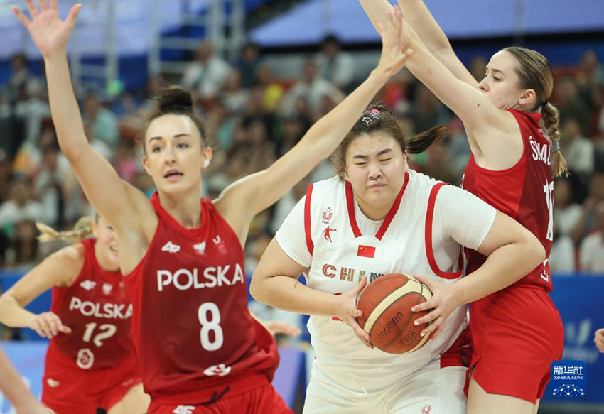 여자 농구 예선전 D조 경기에서 중국팀이 폴란드팀에 72대 49로 이겼다. 사진은 류위퉁(劉禹彤∙중앙)이 경기에서 볼을 가로채기 하고 있는 모습. [7월 30일 촬영/사진 출처: 신화사]