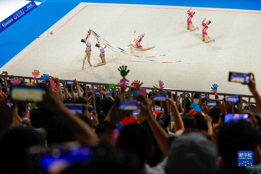 중국팀이 리듬체조 단체전 결승 2라운드에서 합계 57.150점으로 금메달을 목에 걸었다. 사진은 리본 3인∙공 2인 연기를 펼치고 있는 중국팀의 모습. [7월 30일 촬영/사진 출처: 신화사]