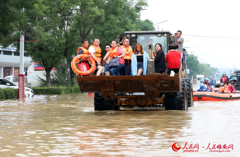 8월 2일, 구조대가 고립된 주민을 재해 지역에서 구출했다. [사진 출처: 인민망]
